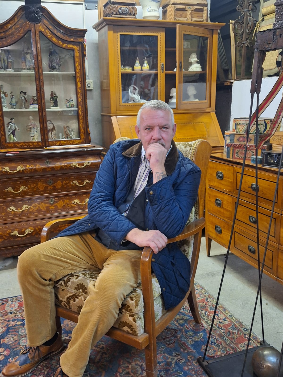 Inhaber von Osterloh's Brocki & Antikpalast inmitten seiner Antiquitäten-Ausstellung