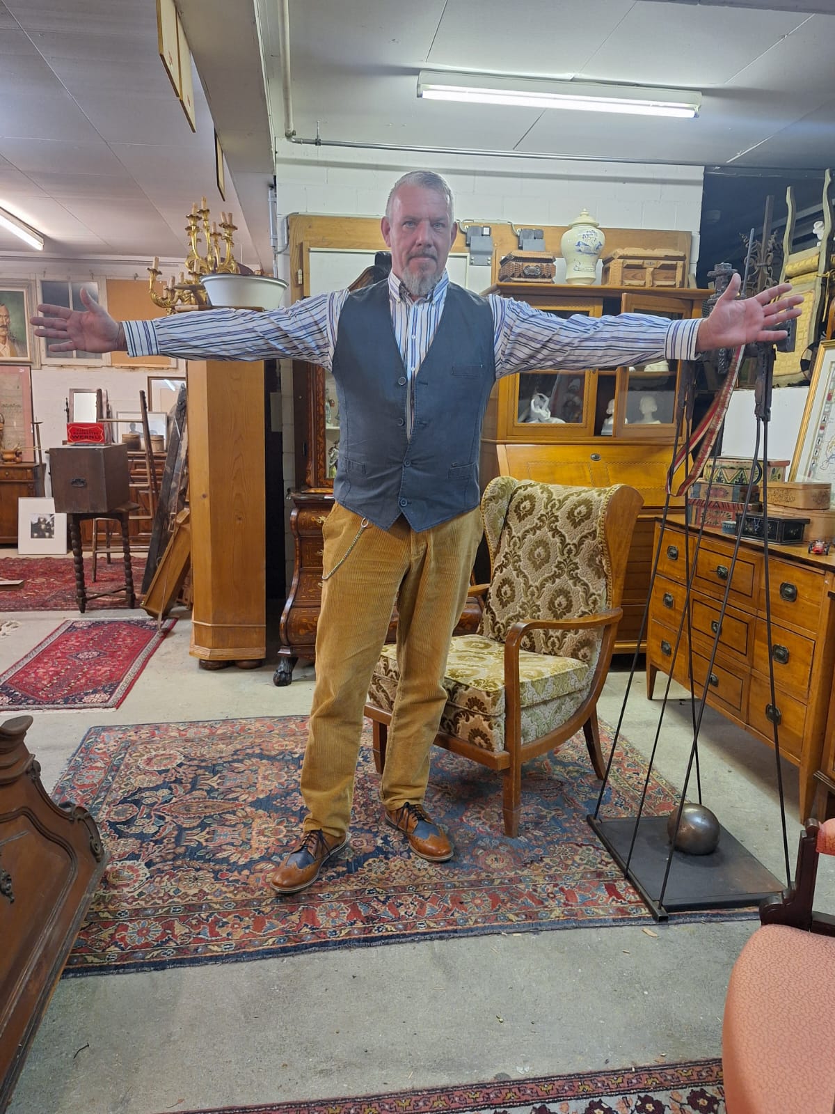 Inhaber von Osterloh's Brocki inmitten seiner Ausstellung – bereit für den Ankauf